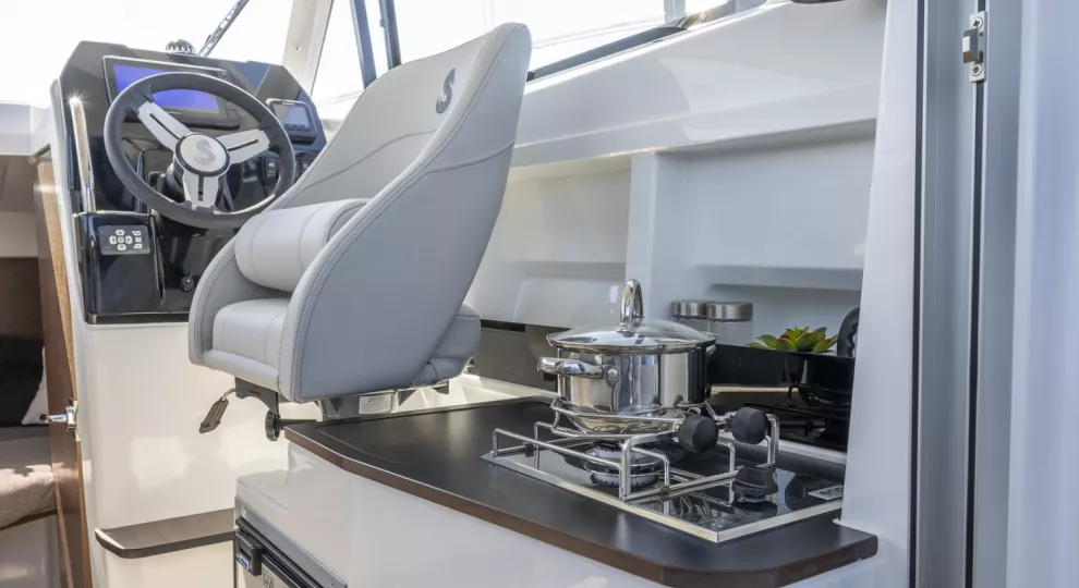 Beneteau Antares 7 Fishing