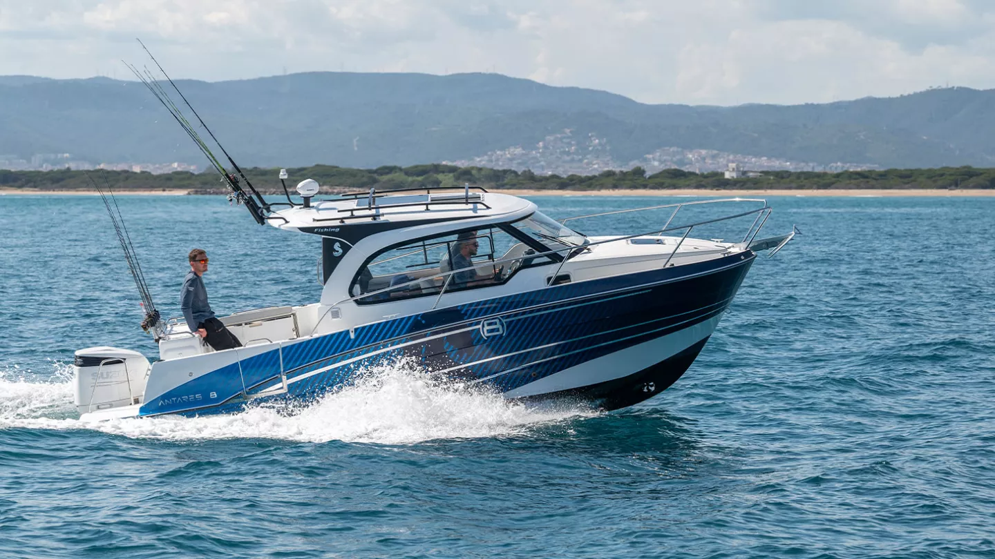 Beneteau Antares 8 Fishing
