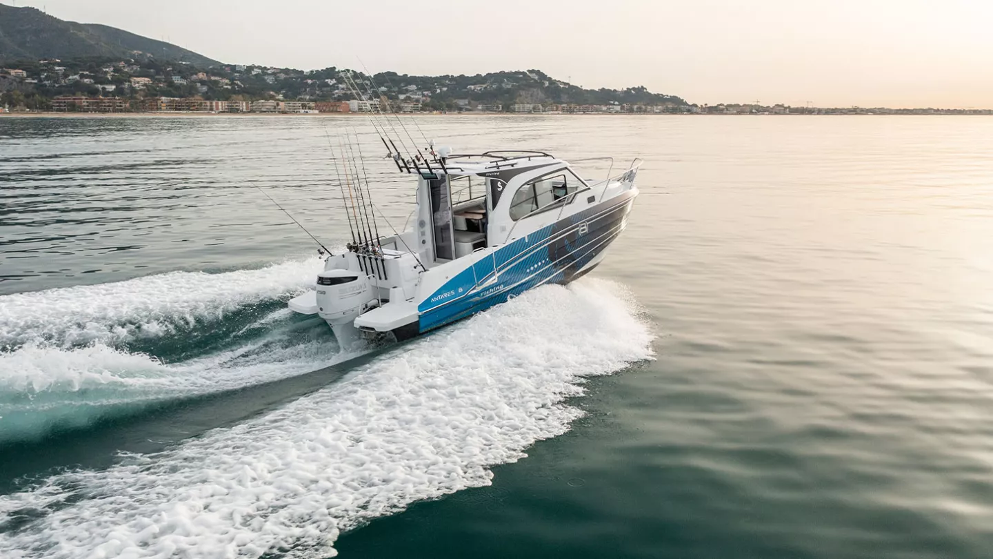 Beneteau Antares 8 Fishing