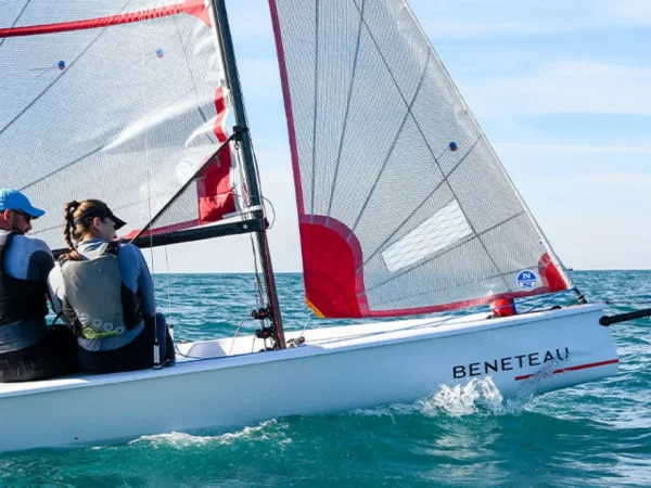 Beneteau First 14 SE, zeilboot met bemanning op zee