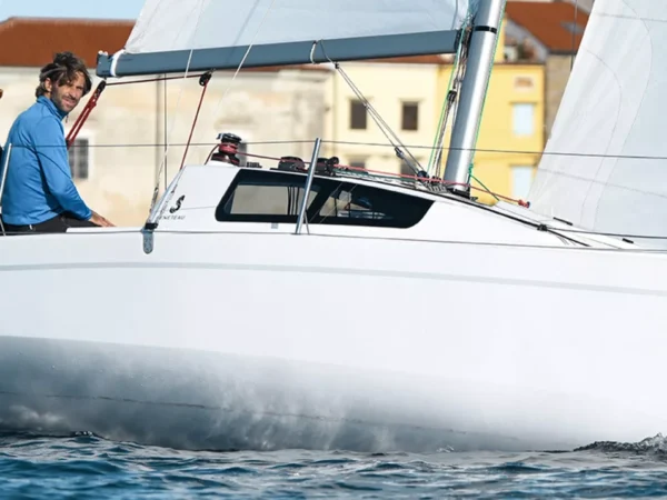 Beneteau First 24, zeilboot vaart bij kustplaats