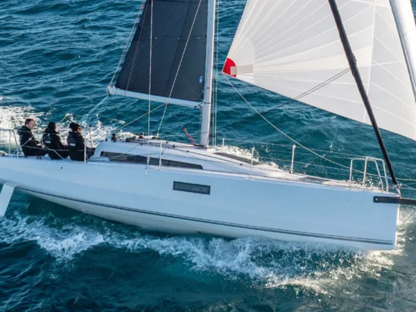 Beneteau First 30, zeilboot varend op zee
