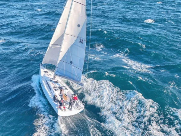 Beneteau First 36, zeilboot varend op zee