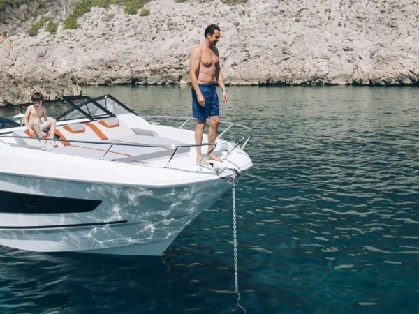 Beneteau Flyer 10, gezin op boot in baai