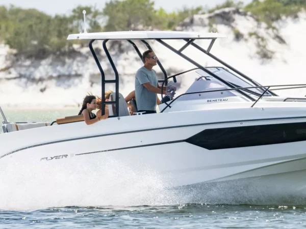 Beneteau Flyer 8 SUNdeck, boot varend op zee