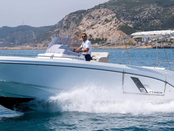 Beneteau Flyer 9 SPACEdeck, boot varend op zee