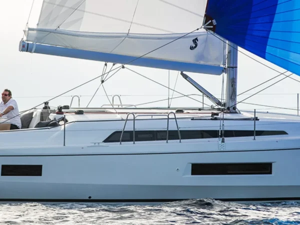 Beneteau Oceanis 40.1, zeilboot met blauwe spinnaker op zee