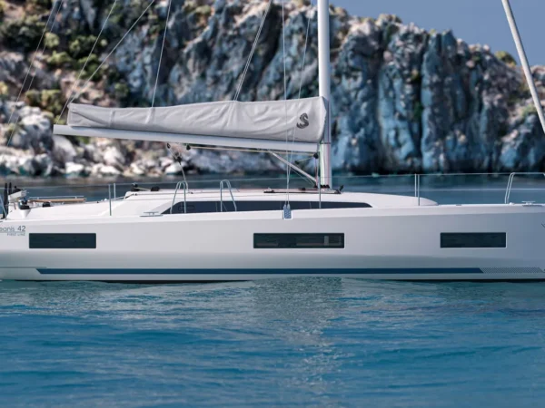Beneteau Oceanis 42, zeilboot afgemeerd bij rotsen