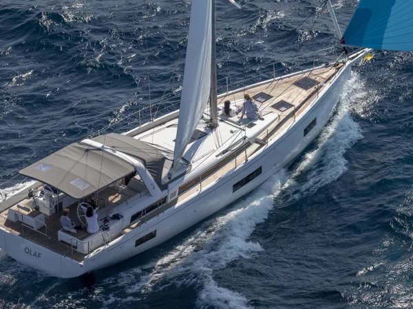 Beneteau Oceanis Yacht 54, zeilboot varend op zee