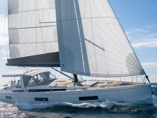 Beneteau Oceanis Yacht 60, zeilboot met witte zeilen op zee