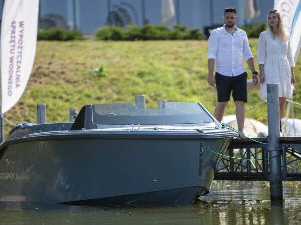 Corsiva 607 Runabout, boot afgemeerd aan steiger