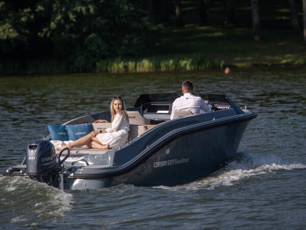 Corsiva 607 Runabout, boot varend op water