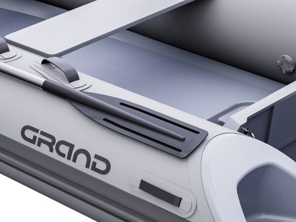 Grand S275, close up van rubberboot romp met peddel