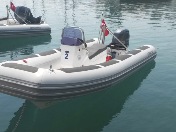 Grand S420NS, rubberboot afgemeerd in haven