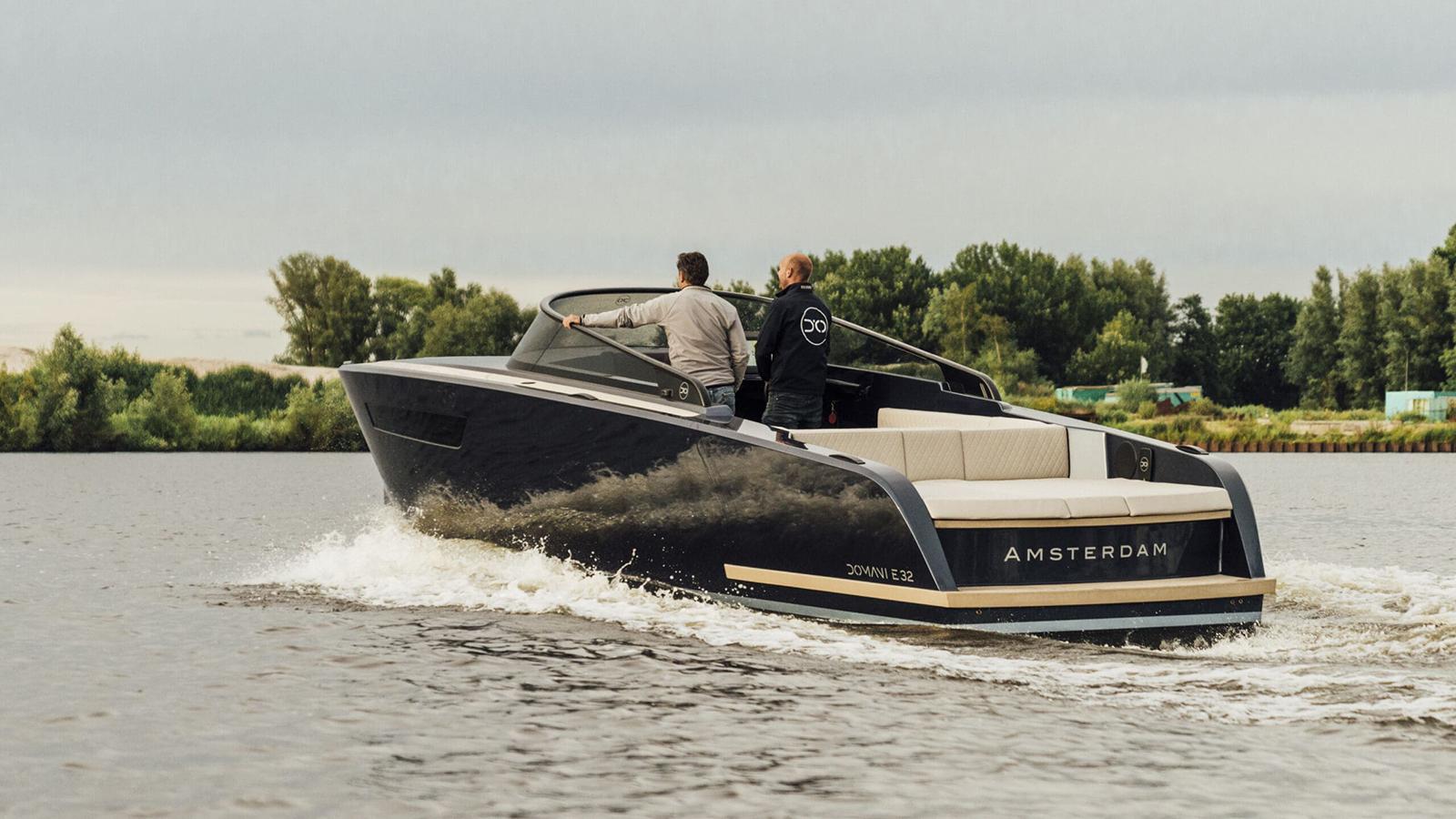 JR Yachts E32, boot varend op water met mannen