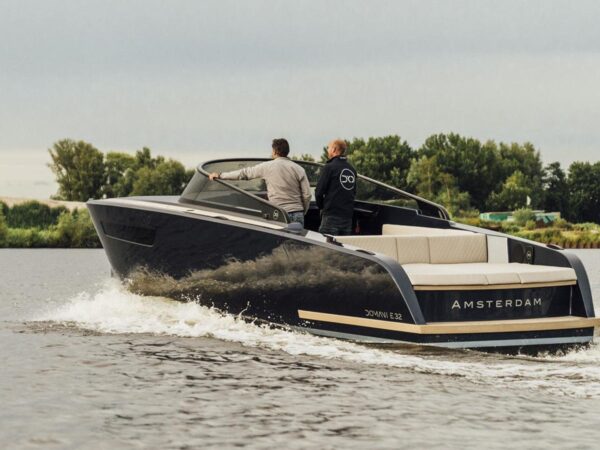 JR Yachts E32, boot varend op water met mannen
