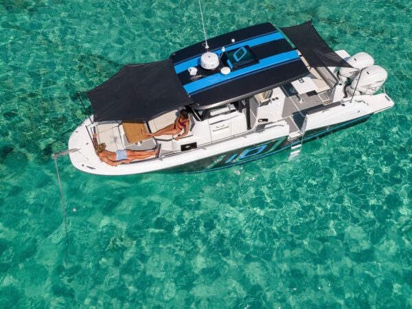 Jeanneau Cap Camarat 10.5 CC, boot vanuit vogelperspectief op zee