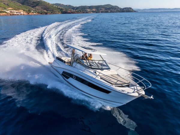 Jeanneau Cap Camarat 10.5 WA, boot varend op zee
