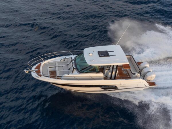 Jeanneau Cap Camarat 12.5 WA, boot varend op zee