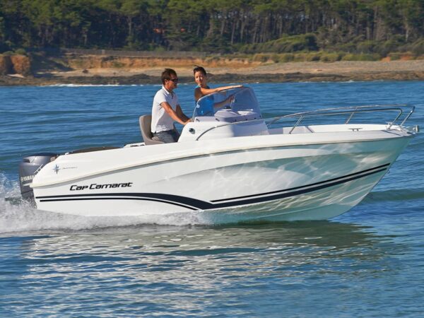Jeanneau Cap Camarat 5.5 CC, boot varend op zee met passagiers
