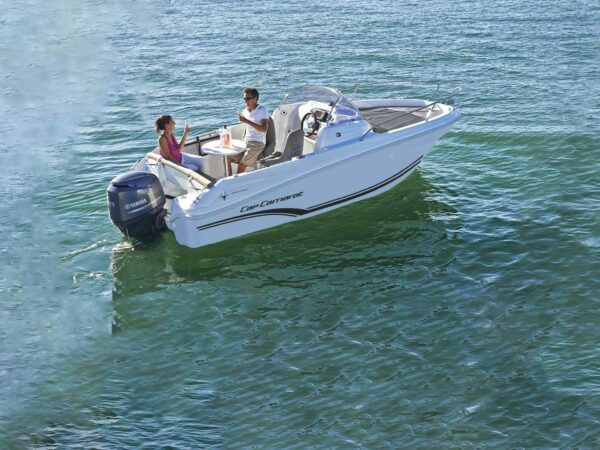 Jeanneau Cap Camarat 5.5 WA, boot varend op zee met koppel