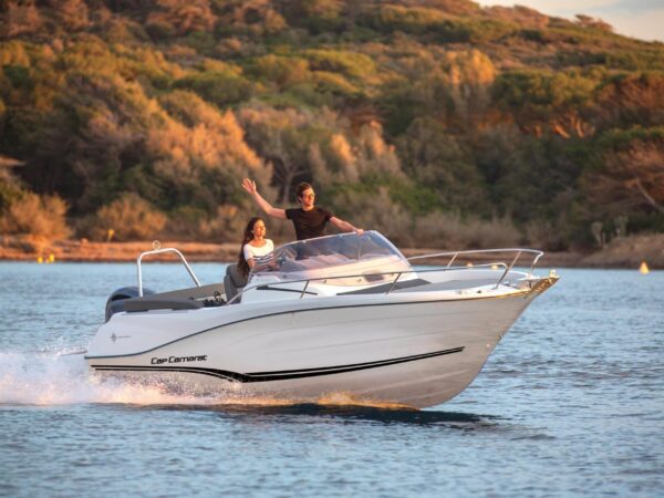 Jeanneau Cap Camarat 6.5 WA, boot varend met passagiers