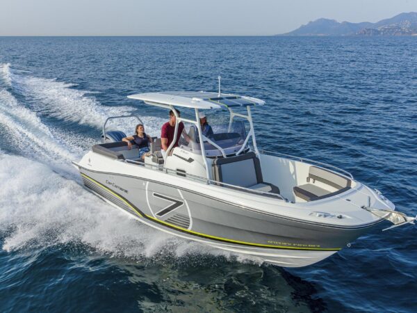 Jeanneau Cap Camarat 7.5 CC, boot varend op zee met passagiers