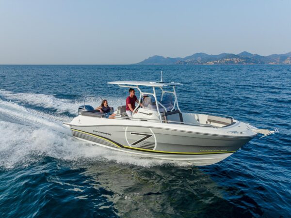 Jeanneau Cap Camarat 7.5 CC, boot varend op zee