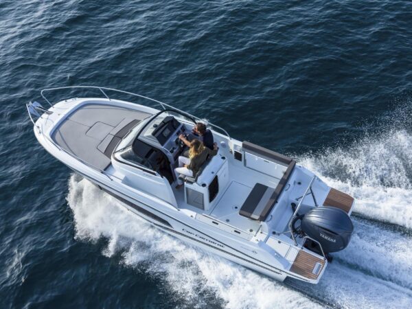 Jeanneau Cap Camarat 7.5 WA, boot varend op zee