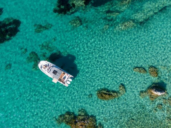 Jeanneau Cap Camarat 9.0 WA, boot op turkoois water vanuit lucht