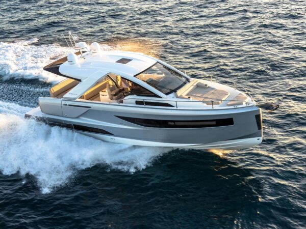 Jeanneau DB/37 IB, boot varend op zee