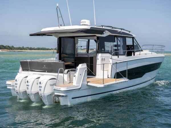 Jeanneau Merry Fisher 1295 Coupé, boot met drie buitenboordmotoren op zee