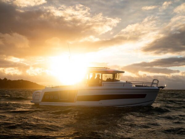 Jeanneau Merry Fisher 895 Sport, boot varend bij zonsondergang