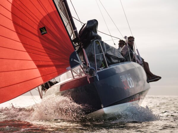Jeanneau Sun Fast 30 One Design, zeilboot met rode spinnaker vaart