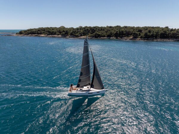 Jeanneau Sun Odyssey 350, zeilboot varend bij kust
