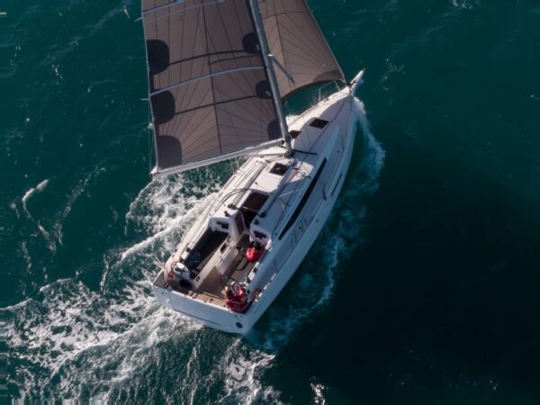 Jeanneau Sun Odyssey 380, zeilboot van bovenaf gefotografeerd