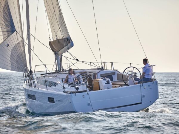 Jeanneau Sun Odyssey 410, zeilboot varend op zee