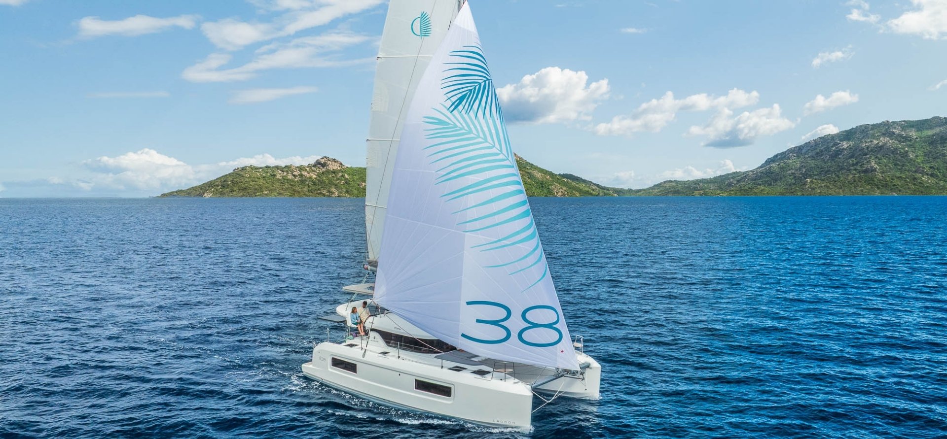 Lagoon 38, catamaran met zeil op zee