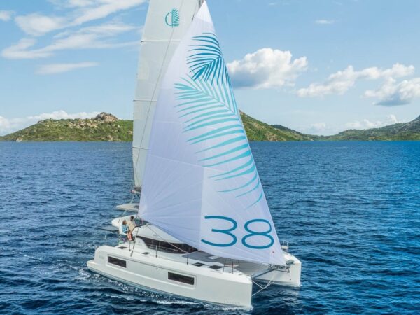 Lagoon 38, catamaran met zeil op zee