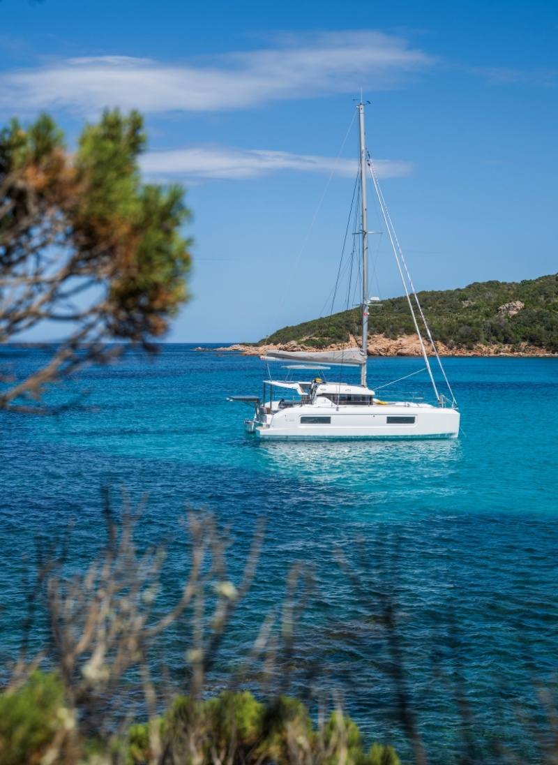 Lagoon 38, catamaran voor anker in baai