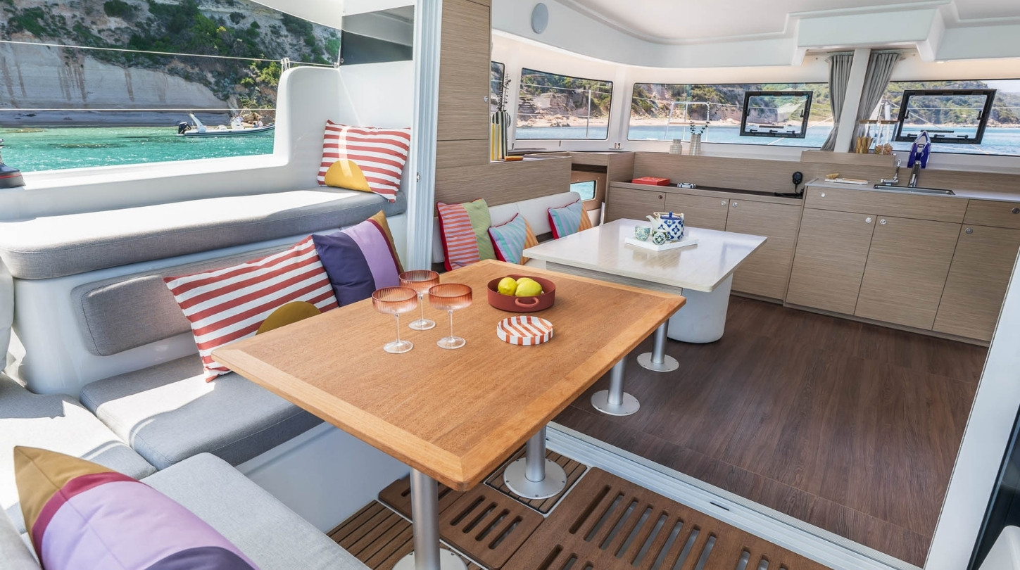 Lagoon 38, eettafel met kussens binnen