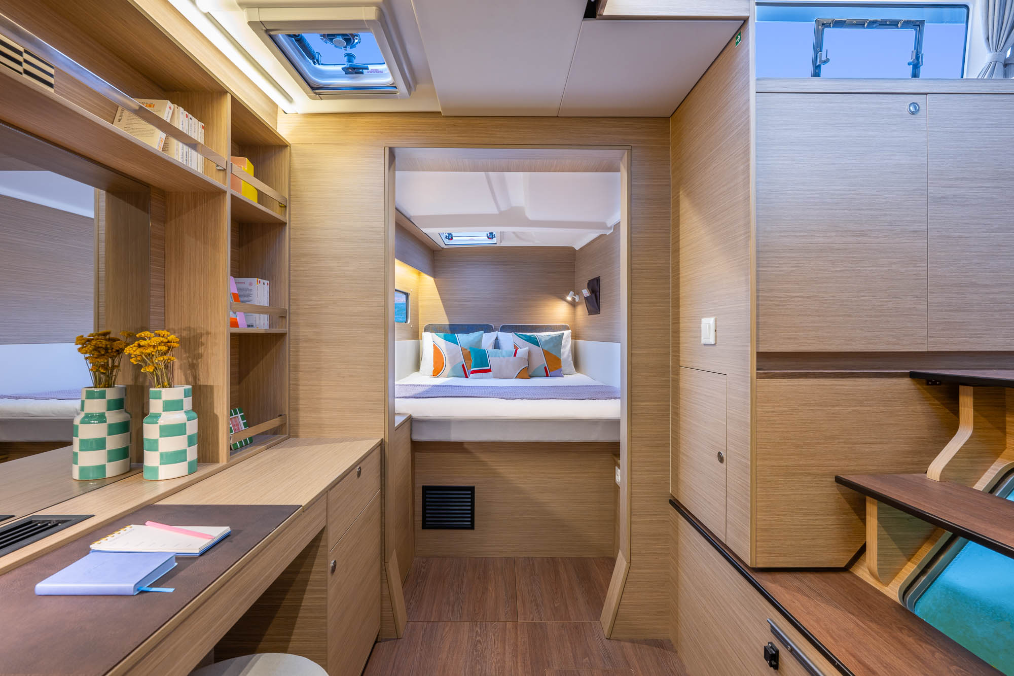 Lagoon 38, hut met bed en bureau