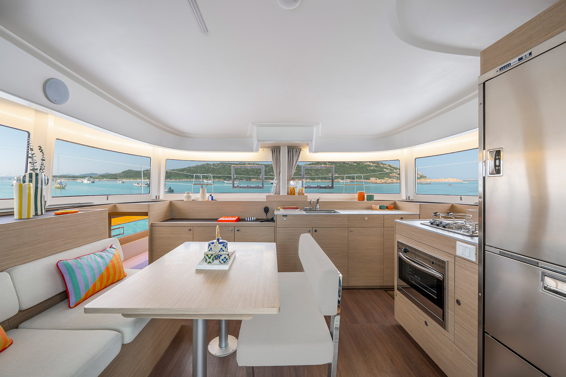 Lagoon 38, keuken en eethoek jacht