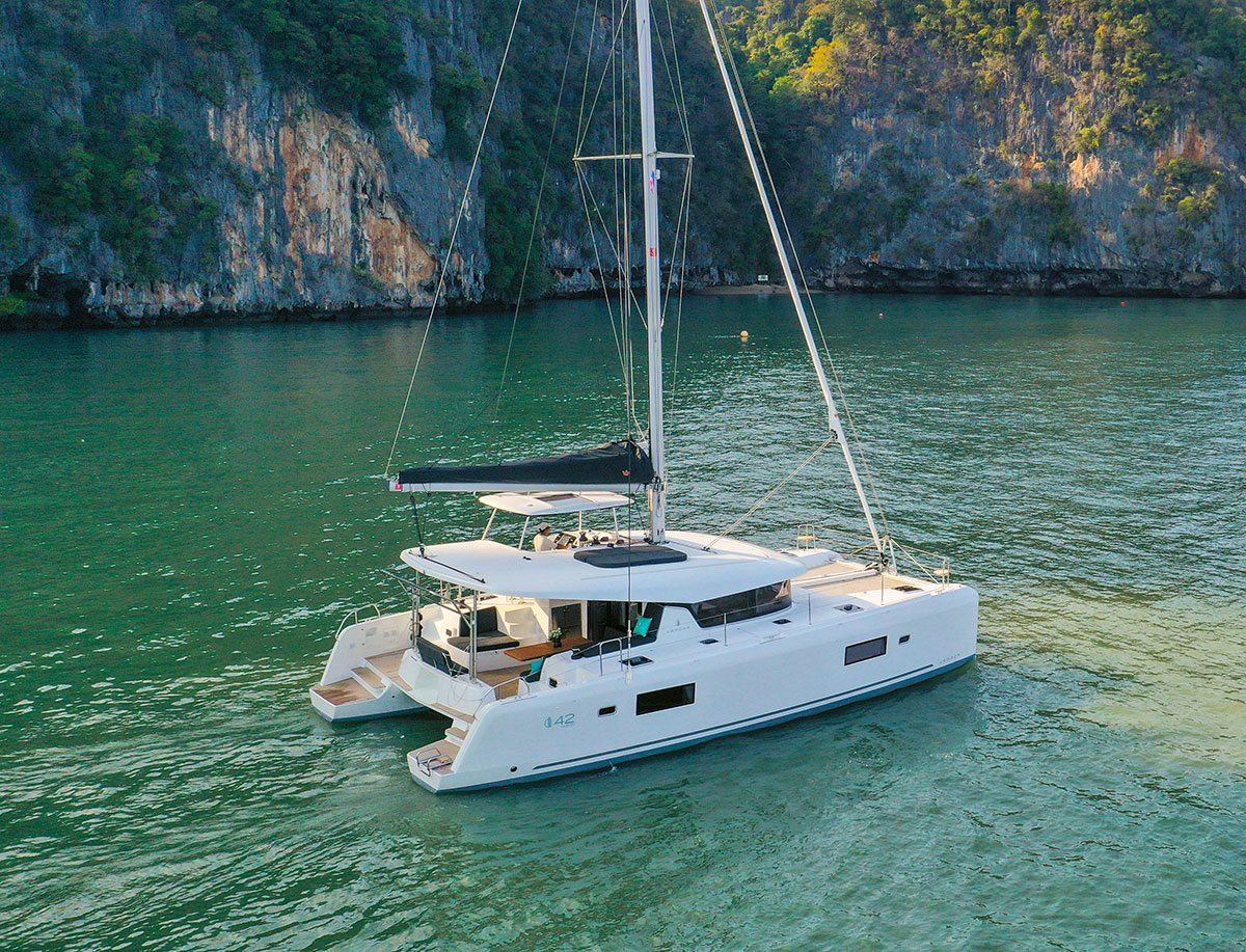 Lagoon 42 Millenium, catamaran afgemeerd tussen rotsen