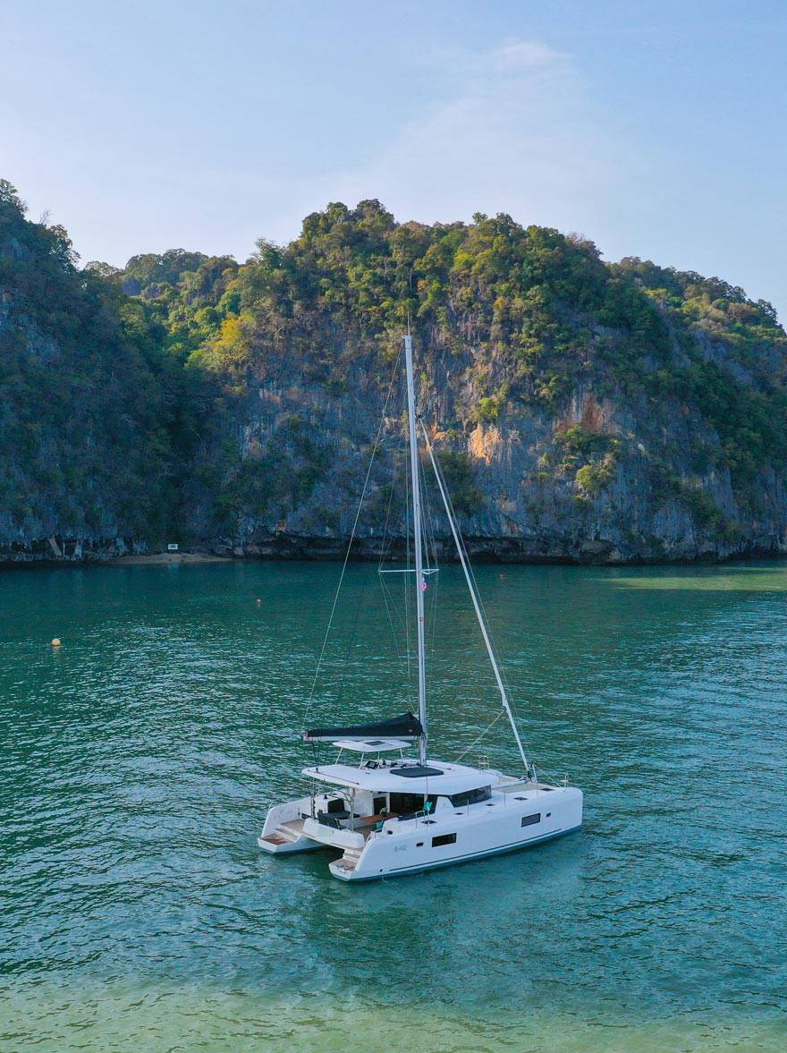 Lagoon 42 Millenium, catamaran voor ankert bij rotsen