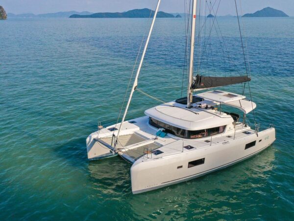 Lagoon 42 Millenium, catamaran zeilboot op zee