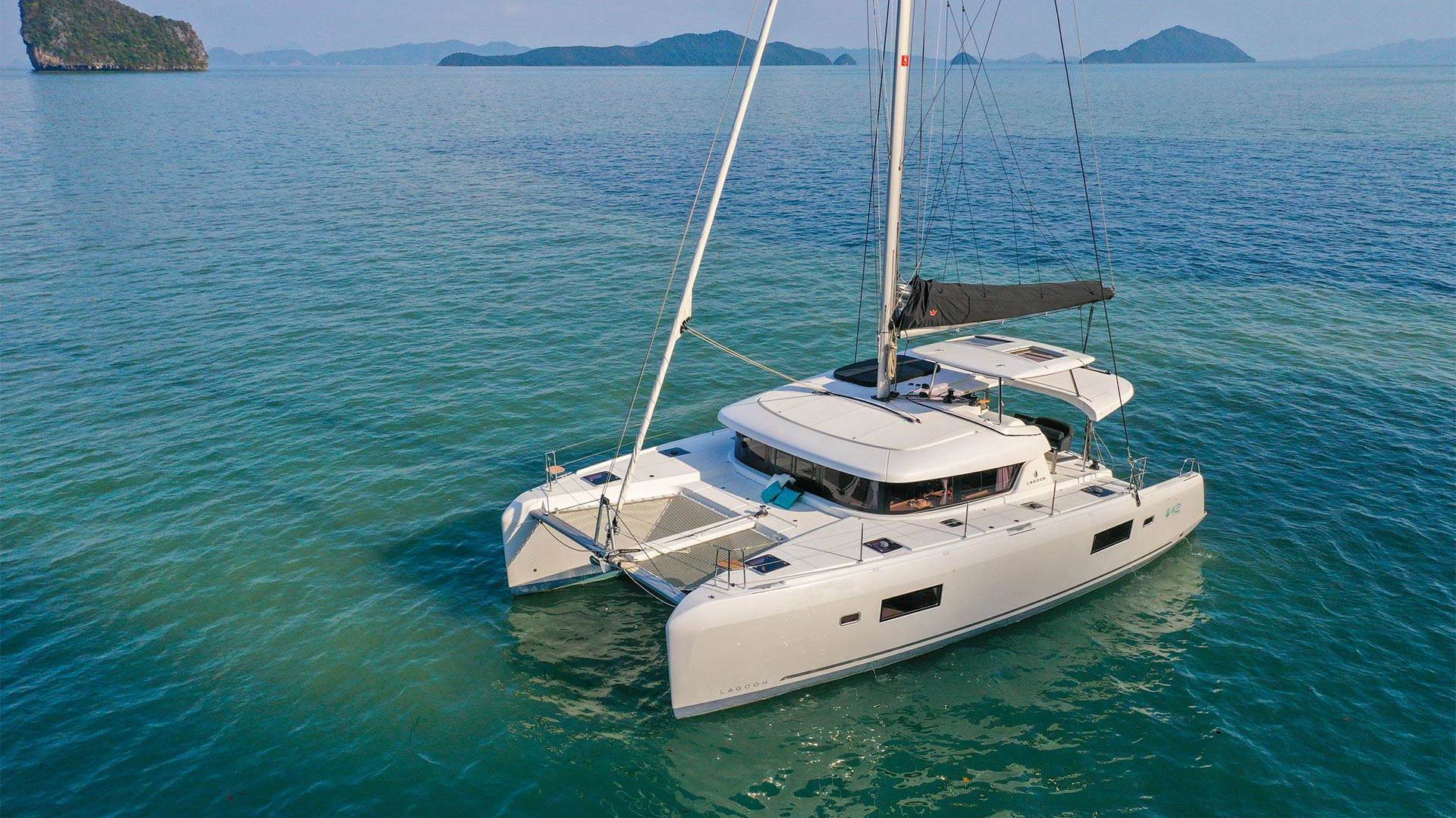 Lagoon 42 Millenium, catamaran zeilboot op zee