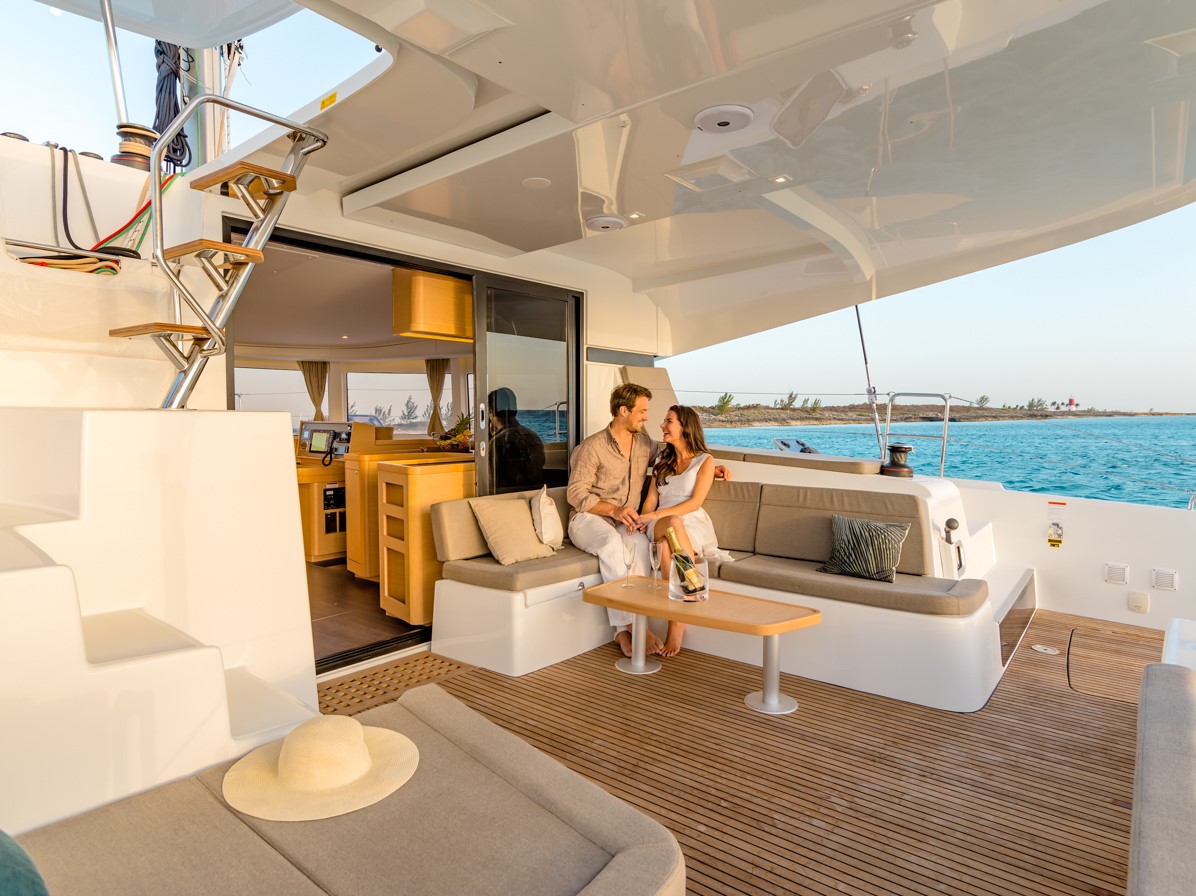 Lagoon 42 Millenium, koppel ontspant op achterdek