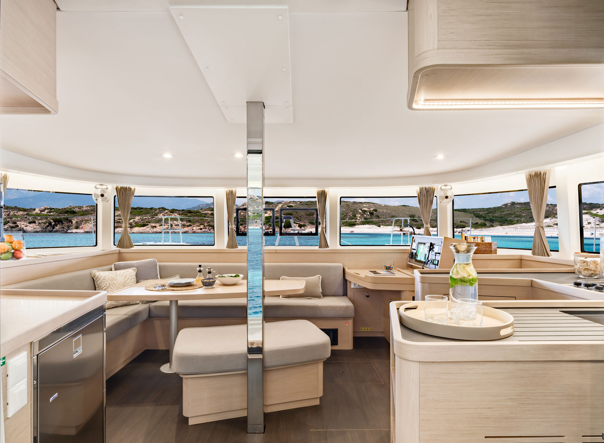 Lagoon 42 Millenium, eetruimte en keuken op boot
