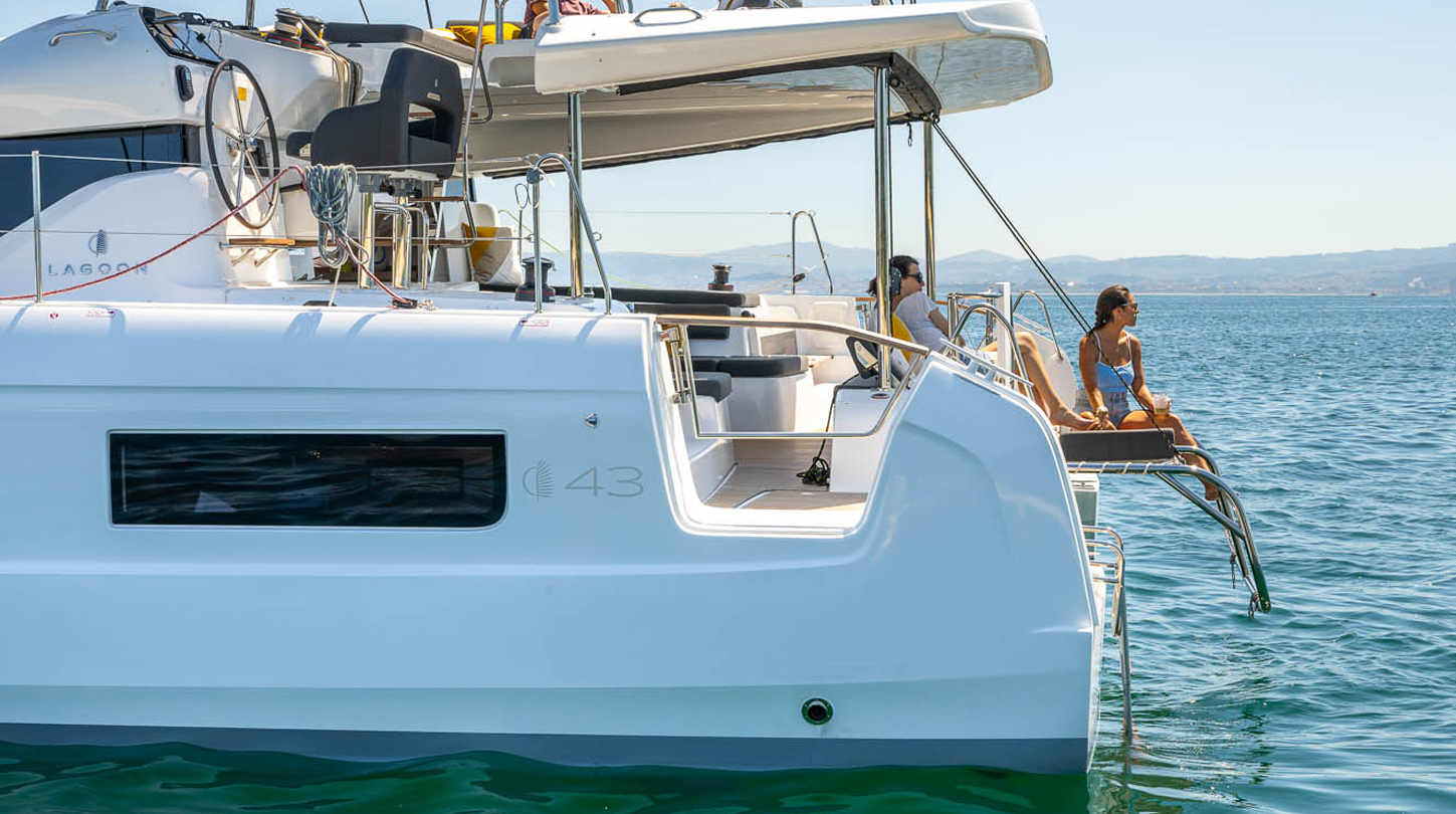 Lagoon 43, achterdek catamaran met passagiers